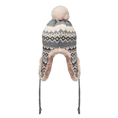 2 gorros estampados de punto con pompón y orejeras sobre mesa de madera