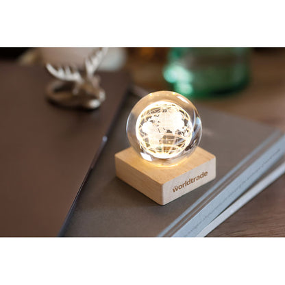 Vista trasera de Bola del mundo de cristal con luz LED y base de madera
