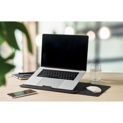 Mesa de trabajo con portátil sobre soporte-funda de fieltro