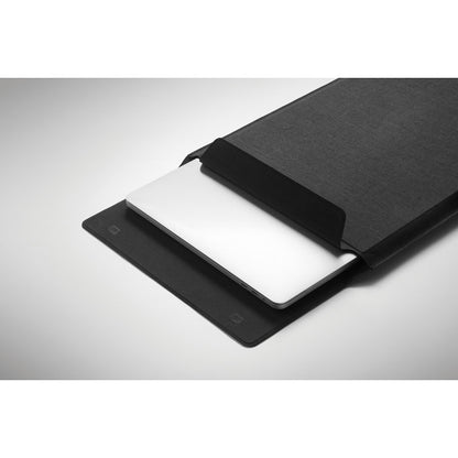 Detalle de funda con portátil de fieltro gris 