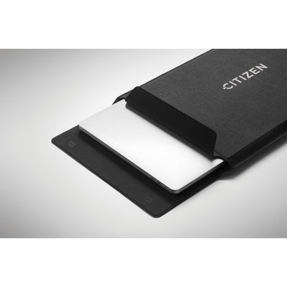 Detalle de funda con portátil de fieltro gris con logo impreso