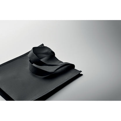Bolsa tumbada de RPET negro sobre fondo gris