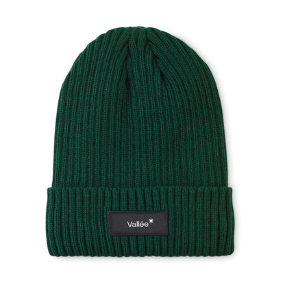Gorro verde de punto con etiqueta con logo impreso