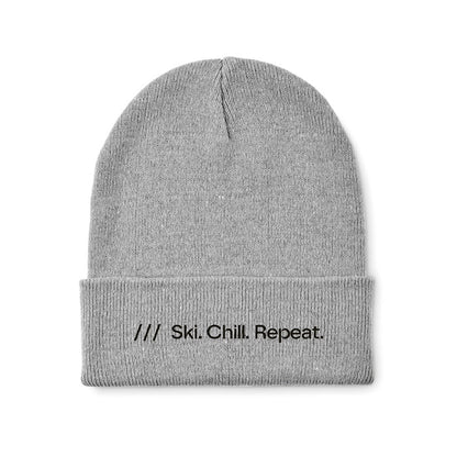 Vista frontal de gorro de punto gris con dobladillo y logo impreso