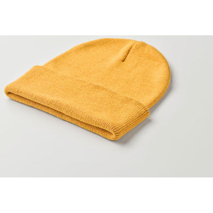 Vista lateral de gorro naranja de punto con dobladillo