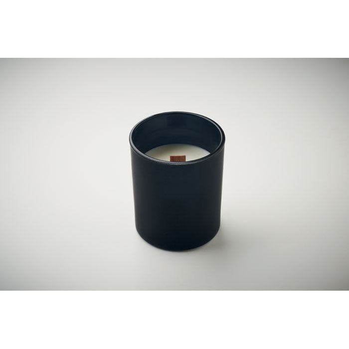 Vista lateral de vela de cera vegetal 80 gr en recipiente negro con mecha de madera, fragancia de vainilla.