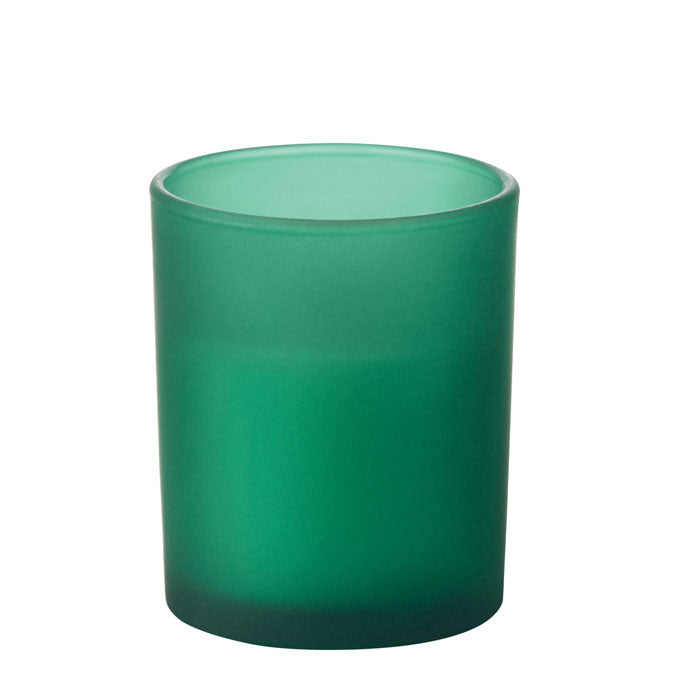 Vela de cera vegetal en frasco verde mate, con mecha de madera y aroma a vainilla, destacando su elegante diseño.