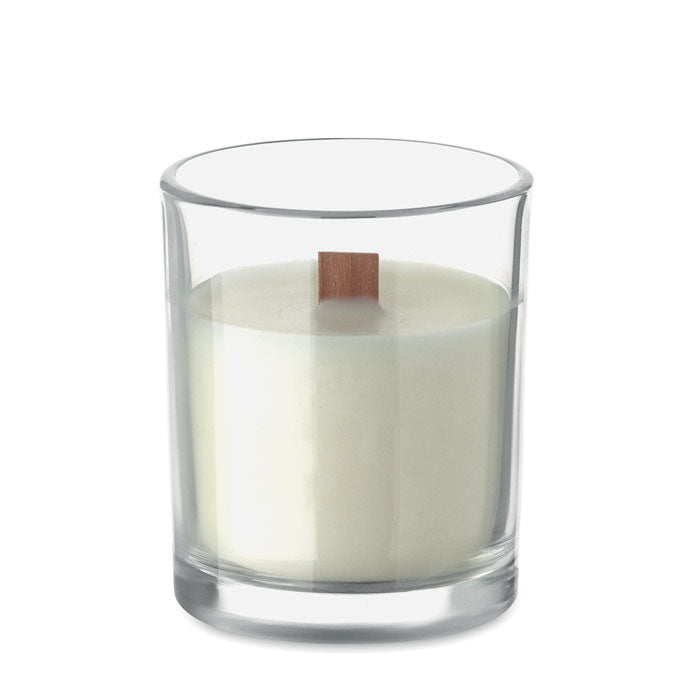 Vista frontal de vela de cera vegetal con fragancia de vainilla, en recipiente de vidrio, con mecha de madera.