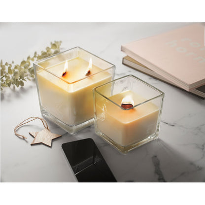 Mesa de mármol con 2 velas de vainilla con mechas de madera