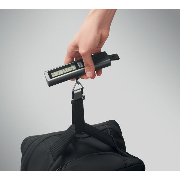 VOYAGE - Báscula digital para equipaje en uso, mostrando el peso de una maleta con pantalla digital.