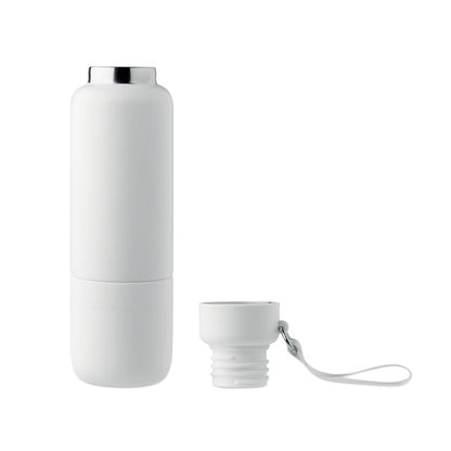 Botella blanca de acero con tapa y asas. Vaso a un lado