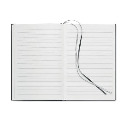 Libreta abierta mostrando hojas con marcapáginas