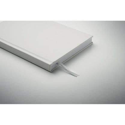 Detalle de libreta blanca con marcapáginas