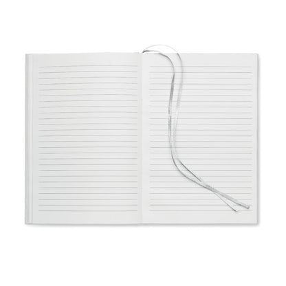Cuaderno abierto blanco mostrando hojas con marcapáginas