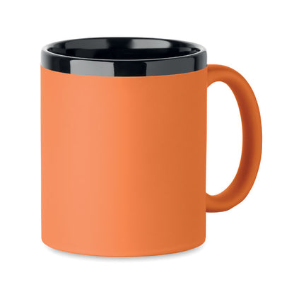 Vista frontal de taza naranja de cerámica tacto suave