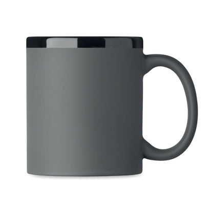 Vista frontal de taza gris de cerámica tacto suave