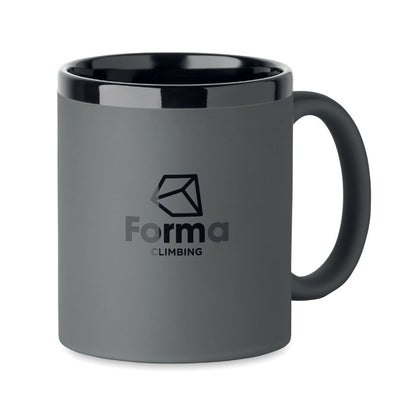 Vista frontal de taza gris de cerámica tacto suave con logo impreso