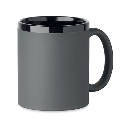 Vista frontal de taza gris de cerámica tacto suave