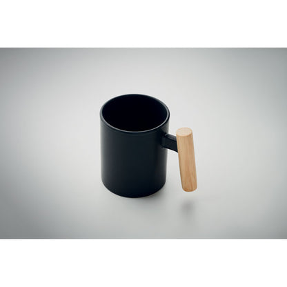 Vista superior de taza negra de cerámica con detalle de madera en asa