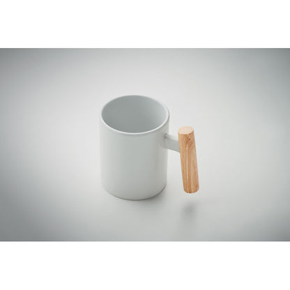 Vista frontal de taza mug de cerámica blanca con asa de madera