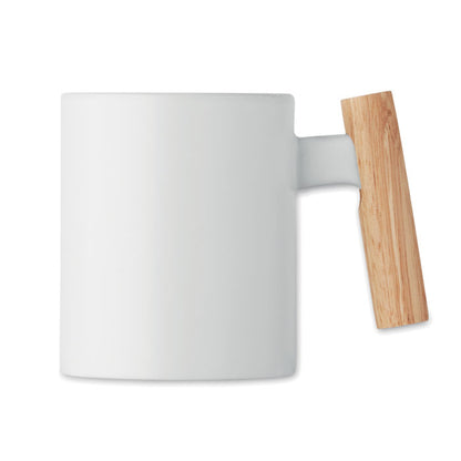 Vista frontal de taza mug de cerámica blanca con asa de madera