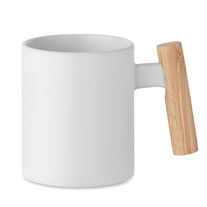 Vista frontal de taza mug de cerámica blanca con asa de madera