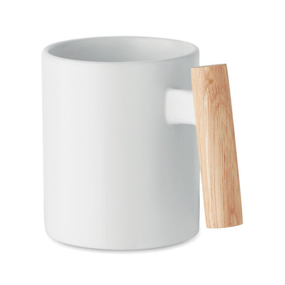 Vista frontal de taza mug de cerámica blanca con asa de madera