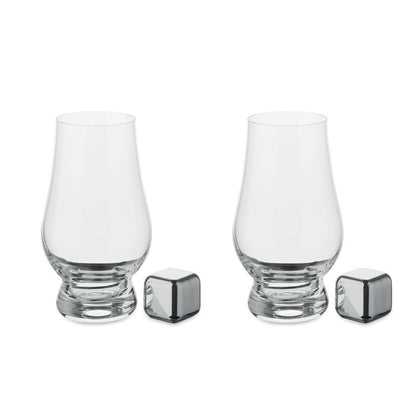 Dos vasos vacíos con dos cubitos de hielo de acero al lado