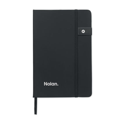 Vsita frontal de cuaderno negro con tapas duras y cierre elástico. Logo impreso