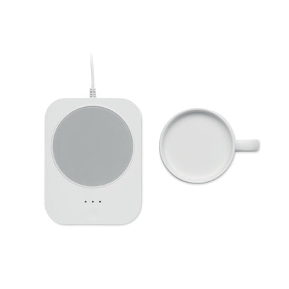 Vista superior de cargador y canlienta tazas blanco y taza