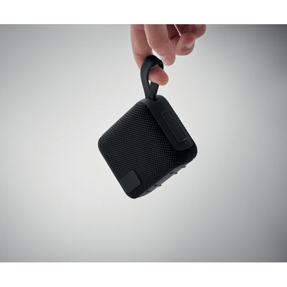 Mano con altavoz negro con asa