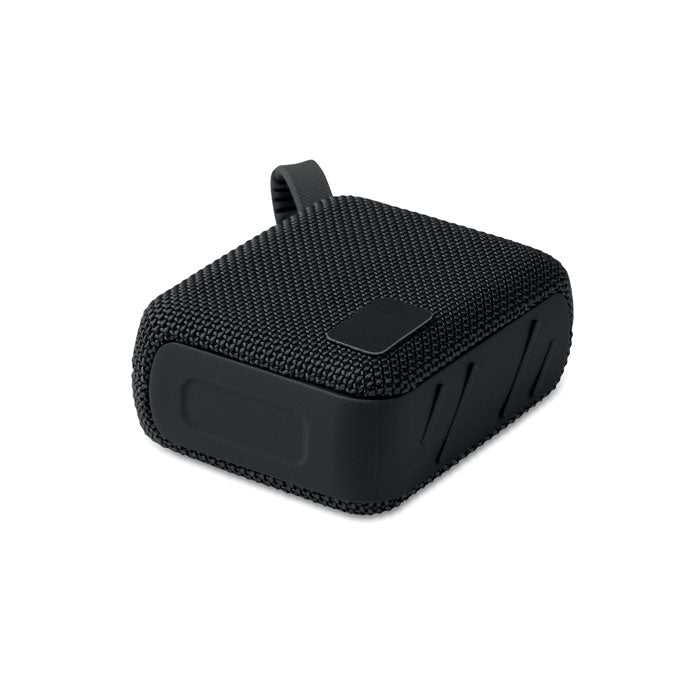 Vista lateral de un altavoz inalámbrico negro de 5 W con acabado texturizado y soporte para colgar.