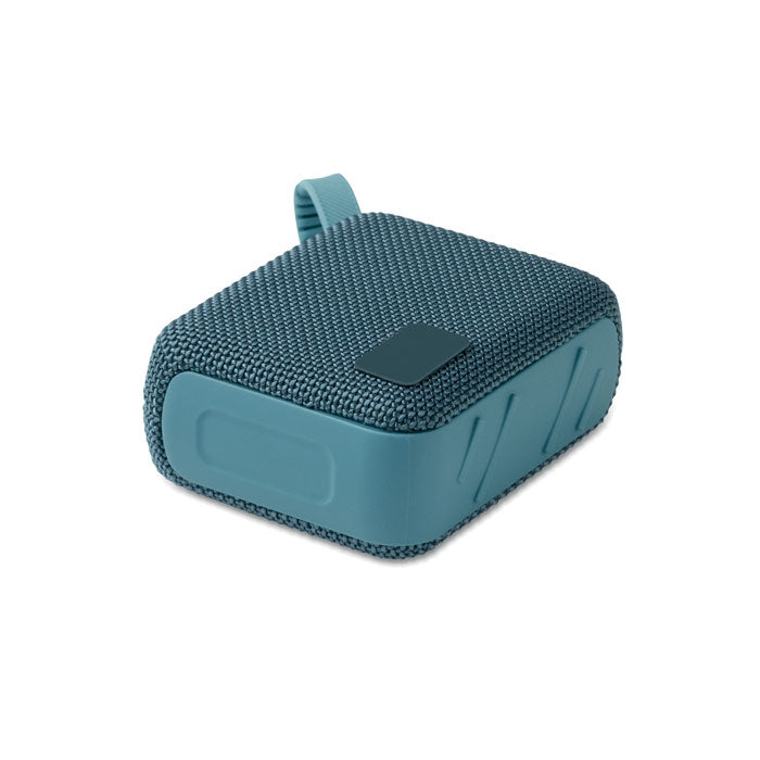 Vista lateral del altavoz inalámbrico de 5 W, acabado en tejido RPET azul y con un asa para colgar.