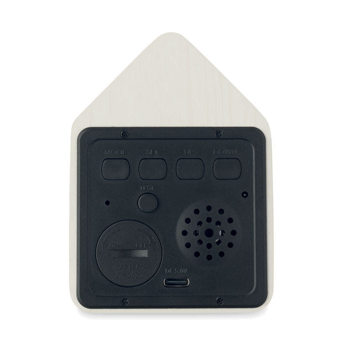 Vista trasera del reloj despertador de MDF con botones de configuración y acceso a la batería.