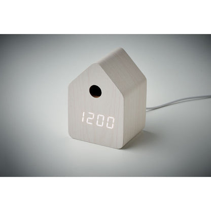 Vista frontal de reloj de cuco blanco con forma de casa. hora digital