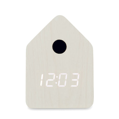 Vista frontal de reloj de cuco blanco con forma de casa. hora digital