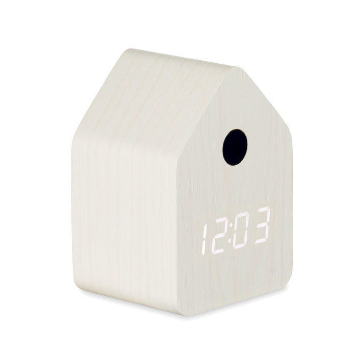 Reloj despertador de MDF con diseño de casa, pantalla LED blanca mostrando la hora en formato digital.