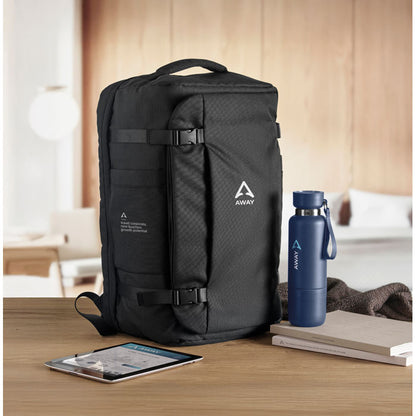 mesa con bolsa de viaje grande negra con logo, botella, tablet y libretas