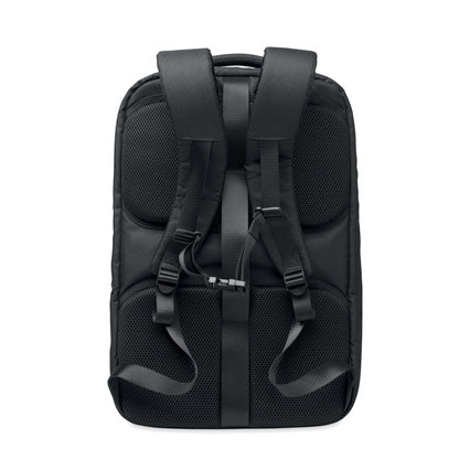 Vista trasera de asas de mochila grande de viaje negra