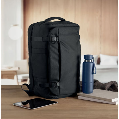 mesa con bolsa de viaje grande negra con logo, botella, tablet y libretas