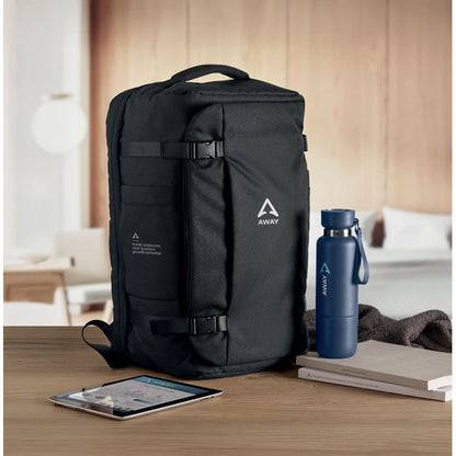 mesa con bolsa de viaje grande negra con logo, botella, tablet y libretas