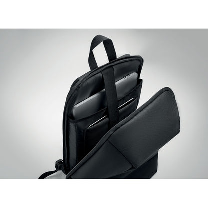 Vista superior de mochila abierta mostrando accesorios del interior