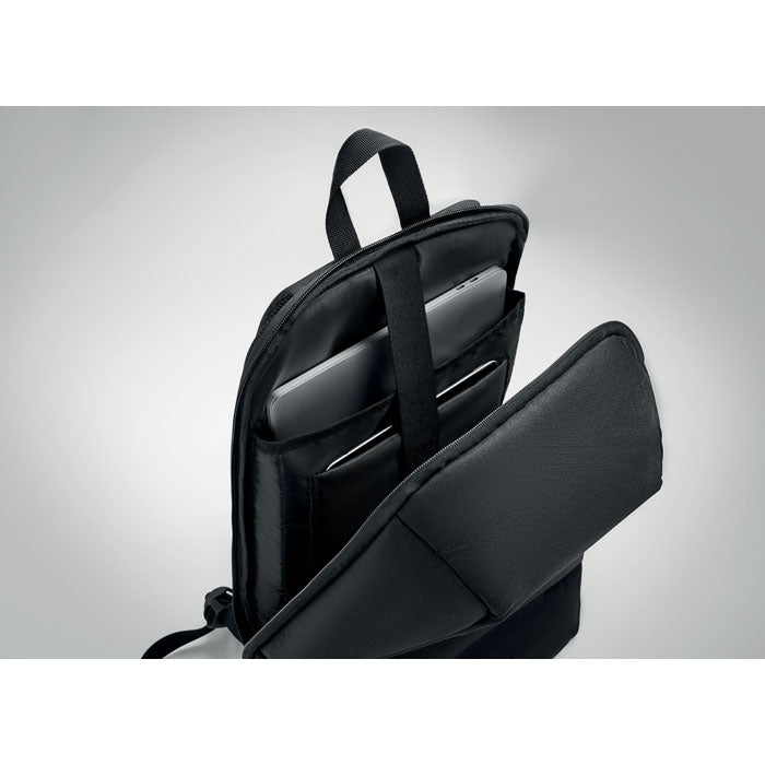 Interior de mochila negra para portátil, con compartimentos acolchados y espacio para tablet. Detalle de diseño práctico para uso diario.