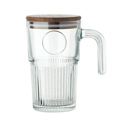 Vista frontal de taza grande de cristal acanalado con tapa de madera