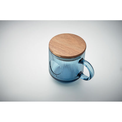 Vista superior de taza de cristal azul con tapa de madera
