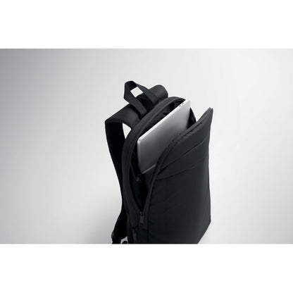 Vista superior de portátil dentro de mochila negra extensible