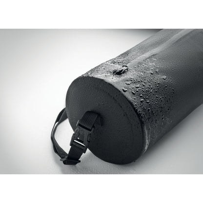 Detalle de parte lateal de bolsa de deporte tubular negra de RPET