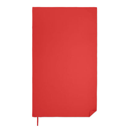 Toalla de microfibra blanca colgada