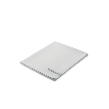 Toalla de microfibra gris doblada