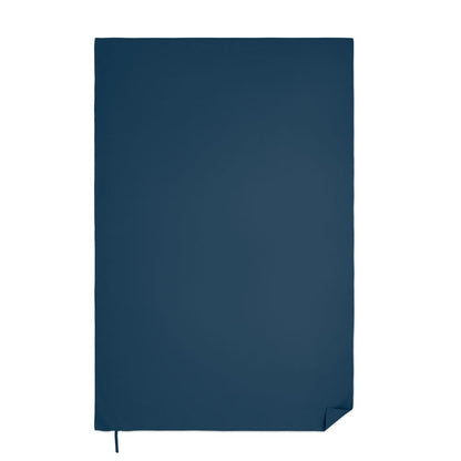 Toalla de microfibra azul colgada